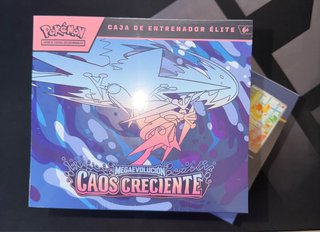Caja Entrenador Élite Pokémon Caos Creciente