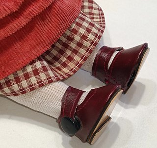 Bambola ceramica vestito rosso a quadretti