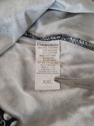 Elegante blusa de encaje azul y blanco