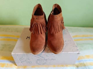 Botines tacón flecos ante