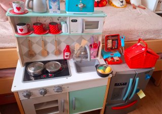 Cocina de juguete con nevera
