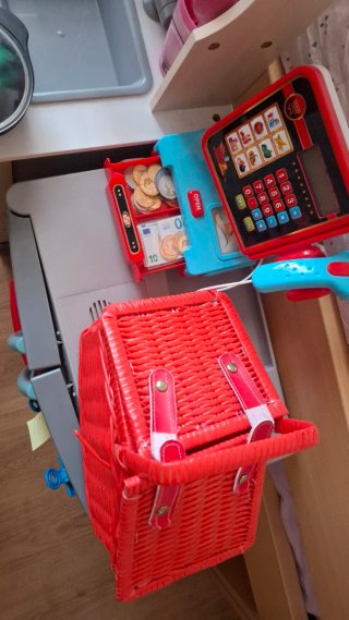 Cocina de juguete con nevera