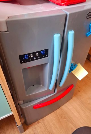 Cocina de juguete con nevera