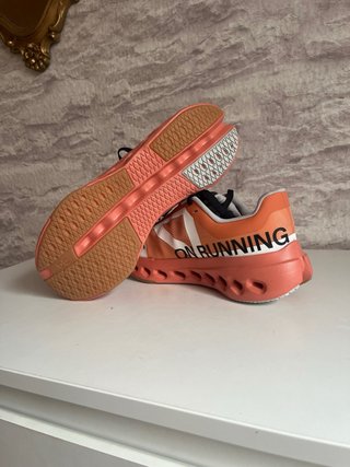 Zapatillas On Running Naranja y Blanco