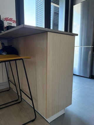 Mueble de cocina de bambú y encimera Silestone