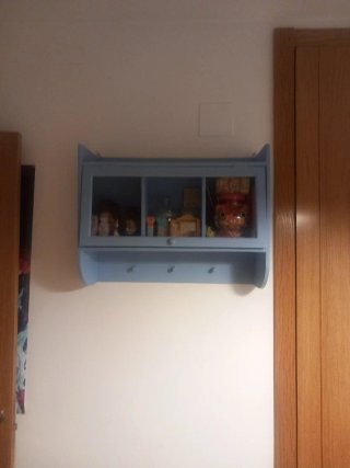 Estantería azul de madera con puertas de cristal