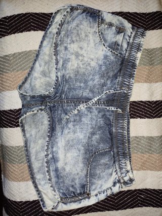 Short vaquero desgastado