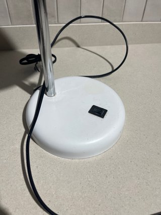 Lámpara de escritorio blanca y plateada