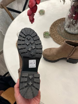Botas marrón claro con tachuelas