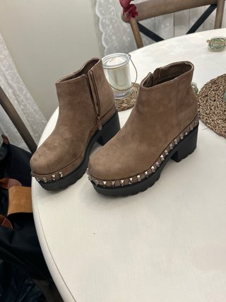 Botas marrón claro con tachuelas