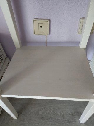 Mesa auxiliar de madera blanca