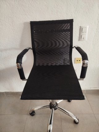 Silla de oficina ergonómica negra