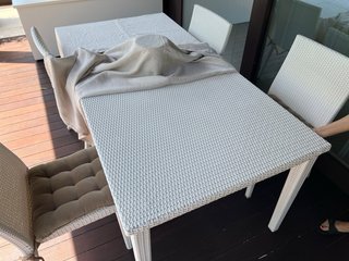 Lettini prendisole in vimini bianco tavolo 4 sedie