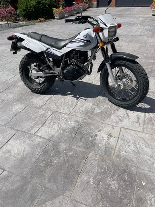 Yamaha TW200 Enduro Moto Blanca