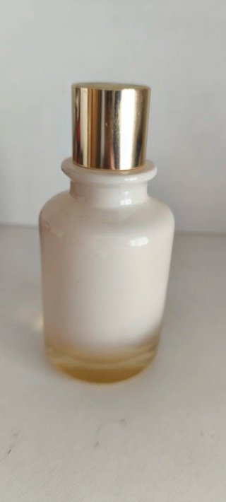 Perfume Blanco y Dorado