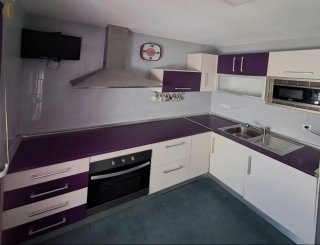 Cocina modular morado y blanco