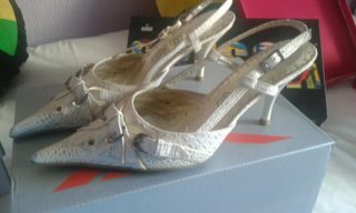 Zapatos de tacón beige con tiras