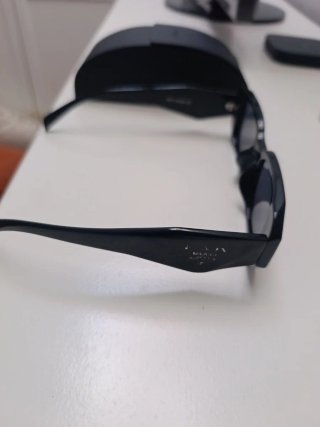 Gafas de sol negras una patilla logo desgastado