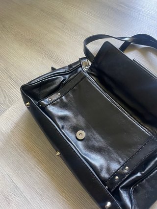 Bolso Guess Negro con Tachuelas