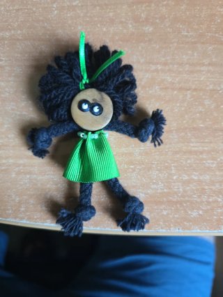 Broche artesanal muñeca negra y verde