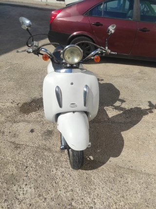 Moto Scooter Cooltra Cruiser Negra y Blanca 50 c