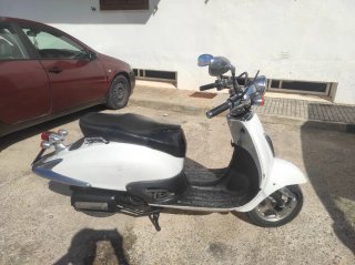 Moto Scooter Cooltra Cruiser Negra y Blanca 50 c