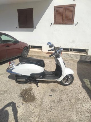 Moto Scooter Cooltra Cruiser Negra y Blanca 50 c