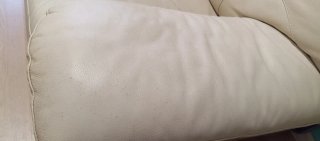 Sofá de piel beige desgastado