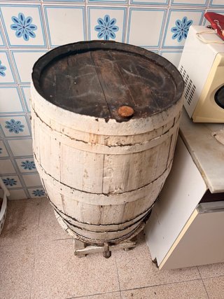 Barril de madera con grifo