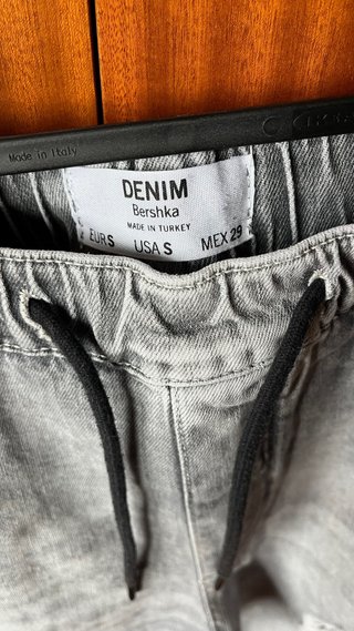 Pantalón vaquero roto gris Bershka