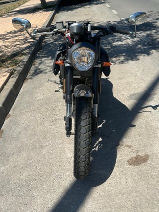 FB Mondial HPS Moto Naked Gris y Amarilla