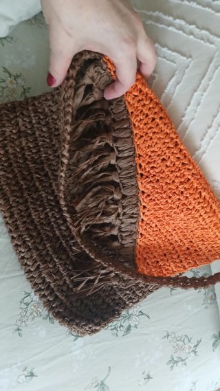 Bolso de rafia con flecos