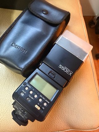 Canon EOS R10 + 2 Lentes + Flash