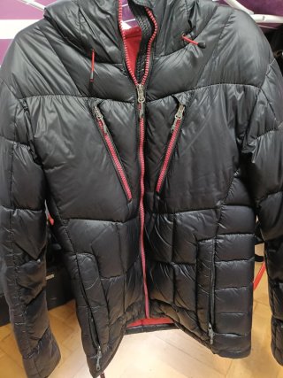 Cazadora acolchada negra y roja Talla M sin marca