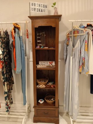 Mueble de madera alto