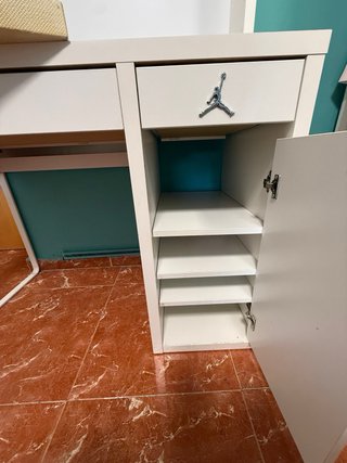 Silla gamer y escritorio blanco