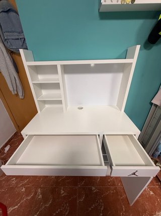 Silla gamer y escritorio blanco