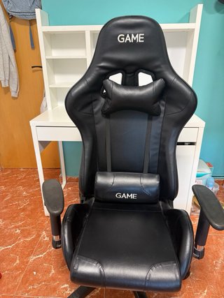 Silla gamer y escritorio blanco