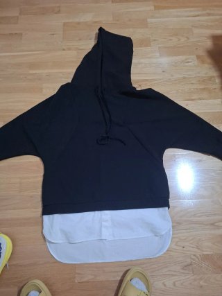 Sudadera con capucha negra y blanca Talla M