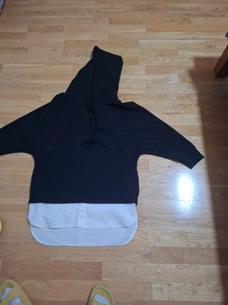 Sudadera con capucha negra y blanca Talla M