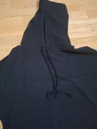Sudadera con capucha negra y blanca Talla M