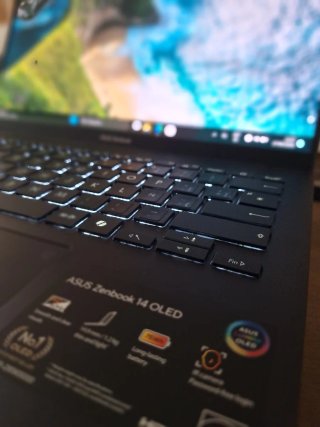 ASUS Zenbook AI 14 OLED 1.2Kg AMD Ryzen 7