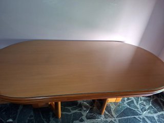 Mesa de comedor ovalada con cristal