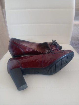 Zapatos charol marrones tacón