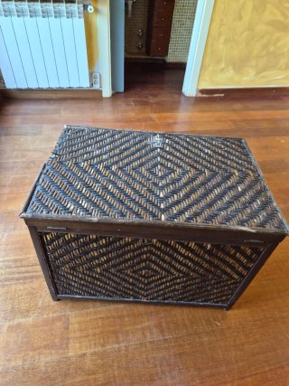 Baúl de mimbre y madera