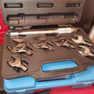 Llave dinamométrica y vasos