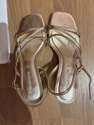 Sandalias doradas Stradivarius talla 36