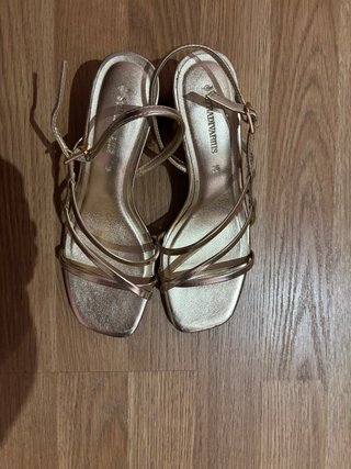 Sandalias doradas Stradivarius talla 36