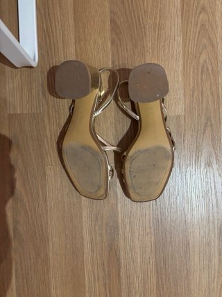 Sandalias doradas Stradivarius talla 36