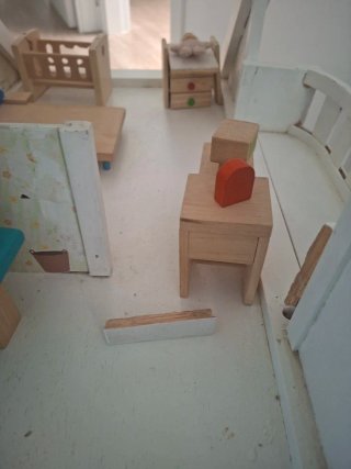 Casa de muñecas de madera